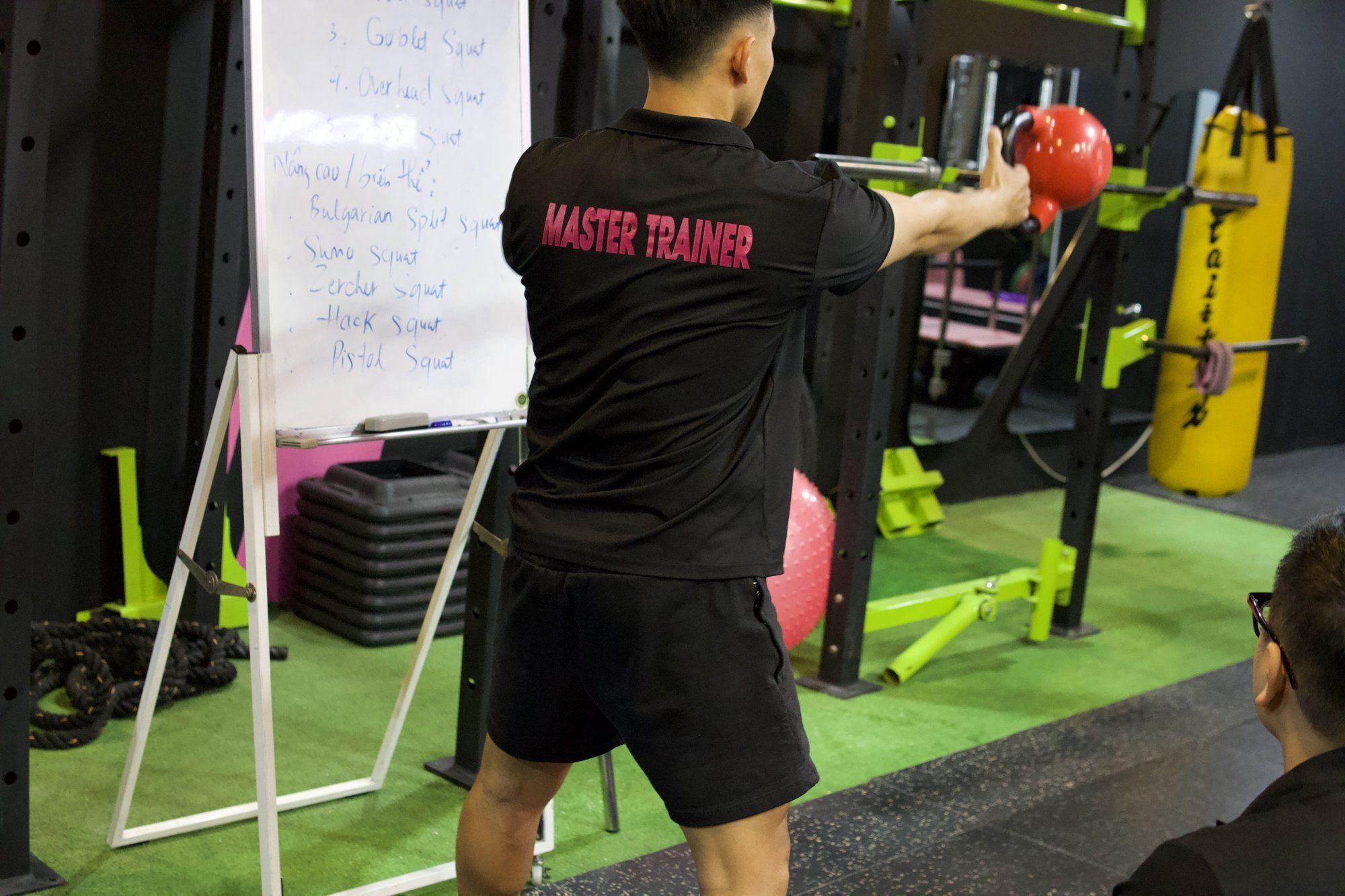 Master Trainer hướng dẫn kỹ thuật kettlebell cho học viên tại phòng tập Ms.Pi
