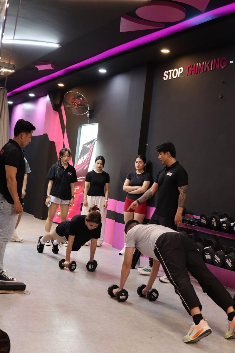 Học viên thực hành dưới sự quan sát của Master