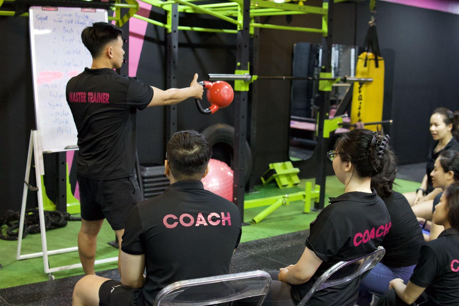Master Trainer hướng dẫn kỹ thuật kettlebell